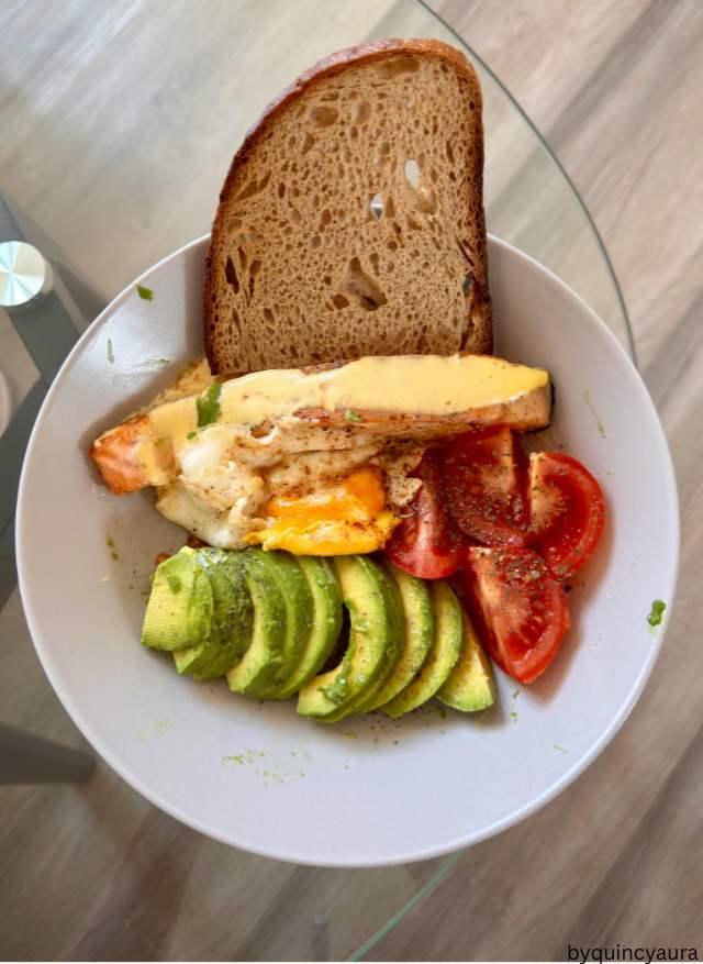An image showing a healthy breakfast on a plate.