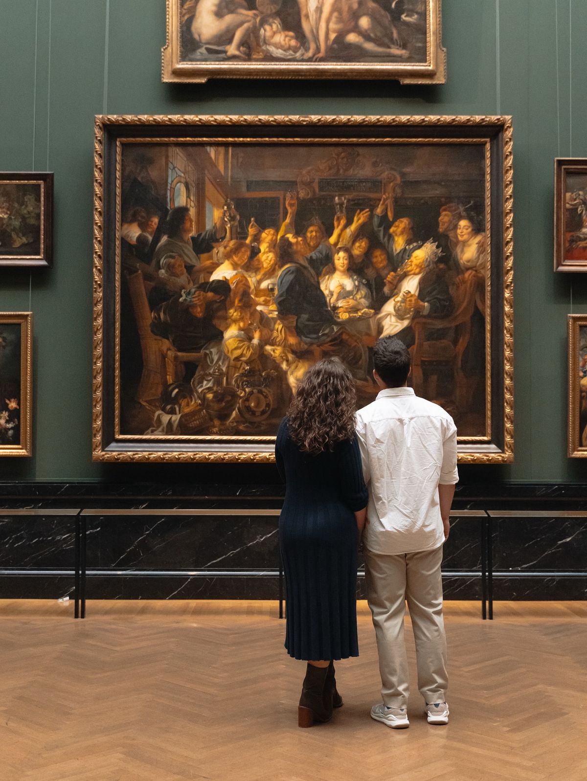 A couple holding hand in hand in a museum 