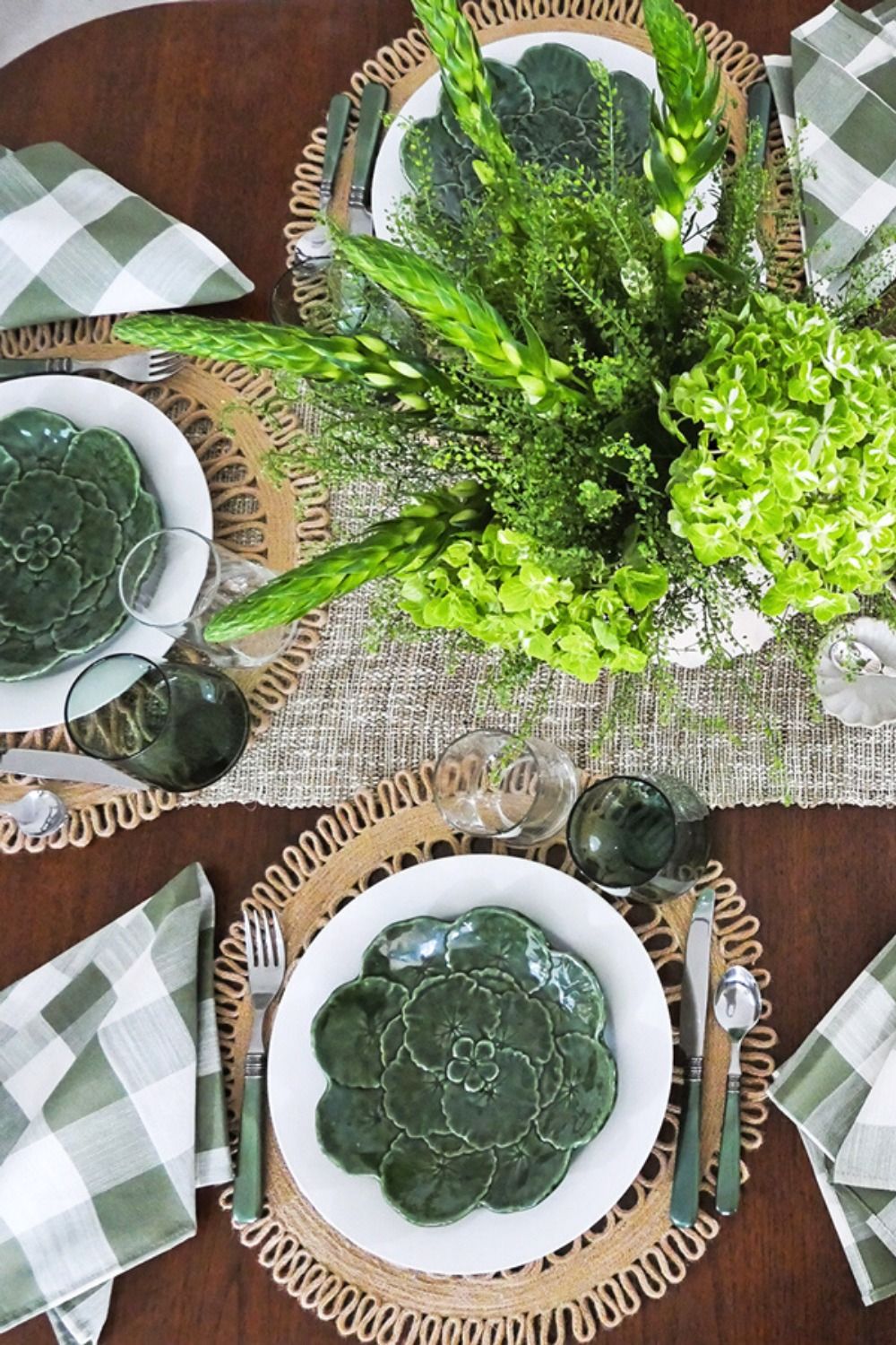 An image of a decorated table on st patricks day.