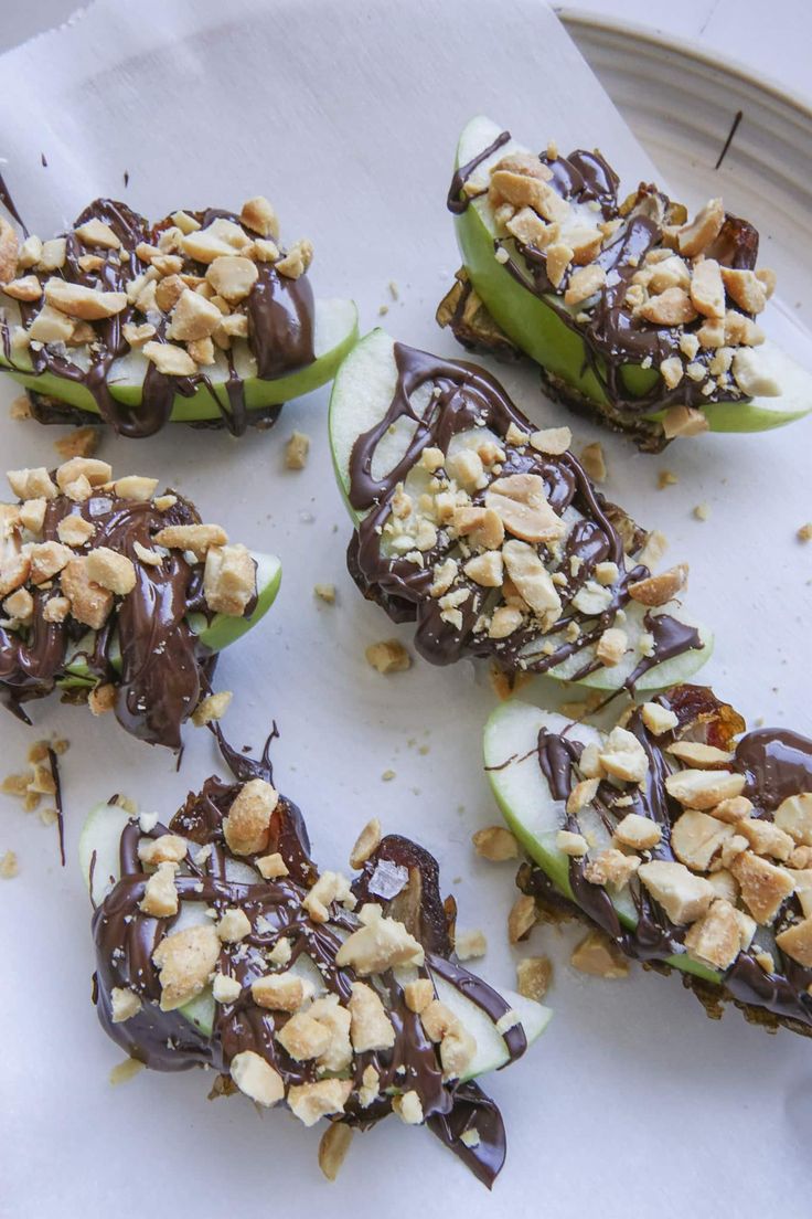 Slices of apple soaked in caramel 